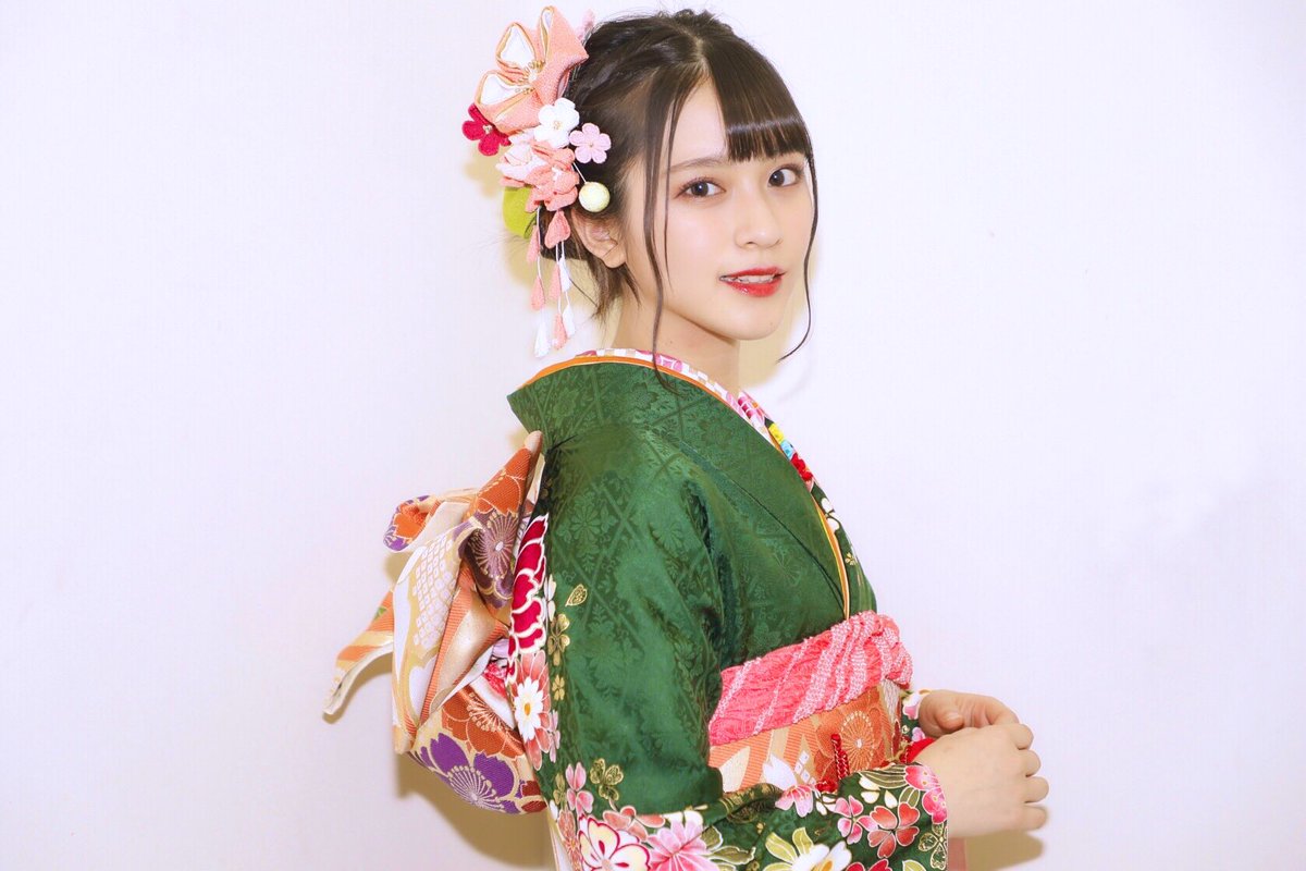 そういえばツアーで着た振袖のお写真が届いてたから送るけど、全部同じ