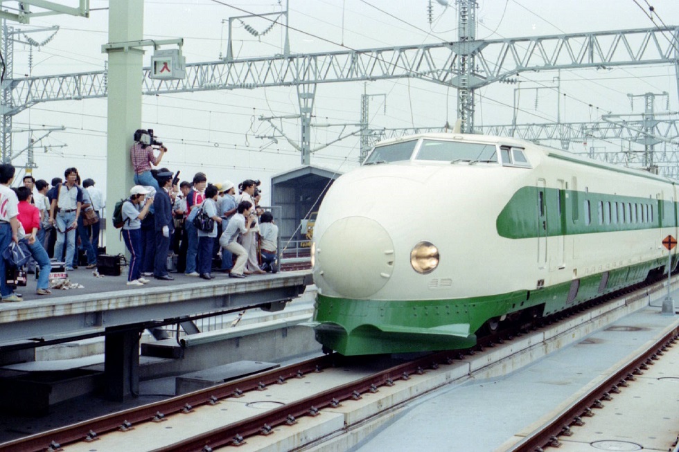 RT @amaiyume4: 東北新幹線が開業した日の #大宮駅、1982年6月23日