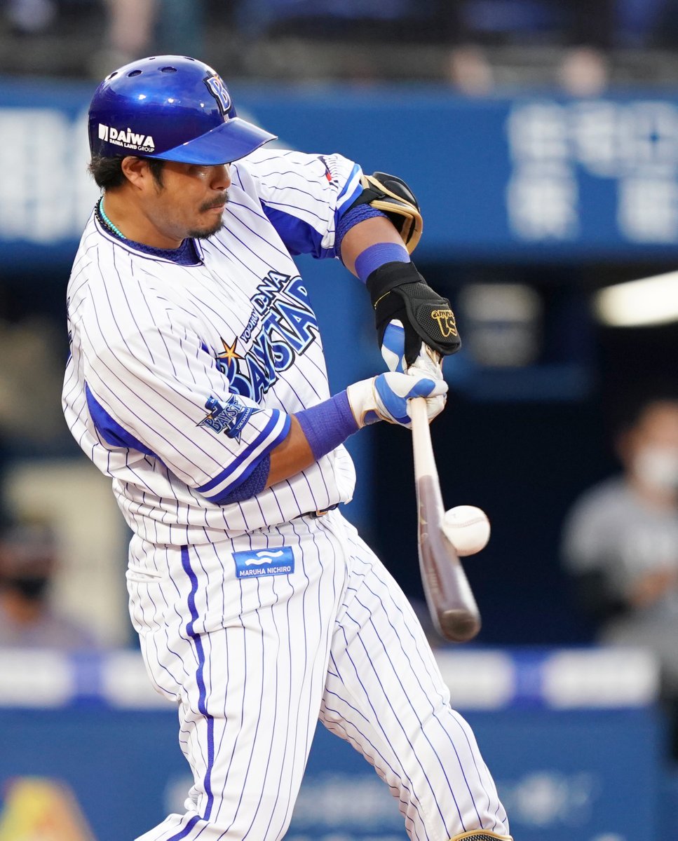 バットがしなっています。 DeNA #宮崎敏郎 左足に自打球を受け倒れ込ん