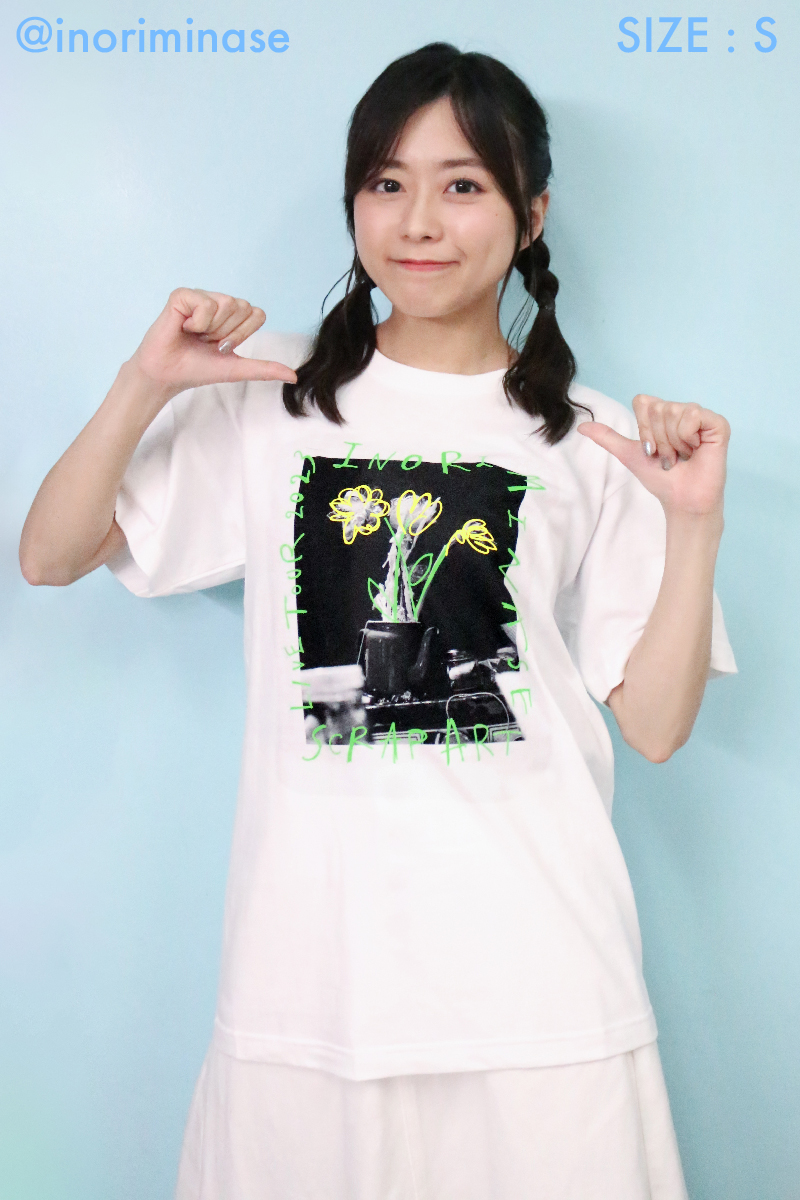 TシャツBはスクラップでできた花が印象的なフォトTシャツ！ネオン