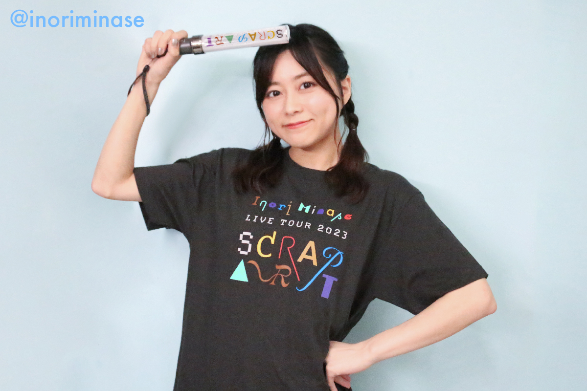 今回はいつもの7色にバイオレットが追加された8色仕様のペンライトと