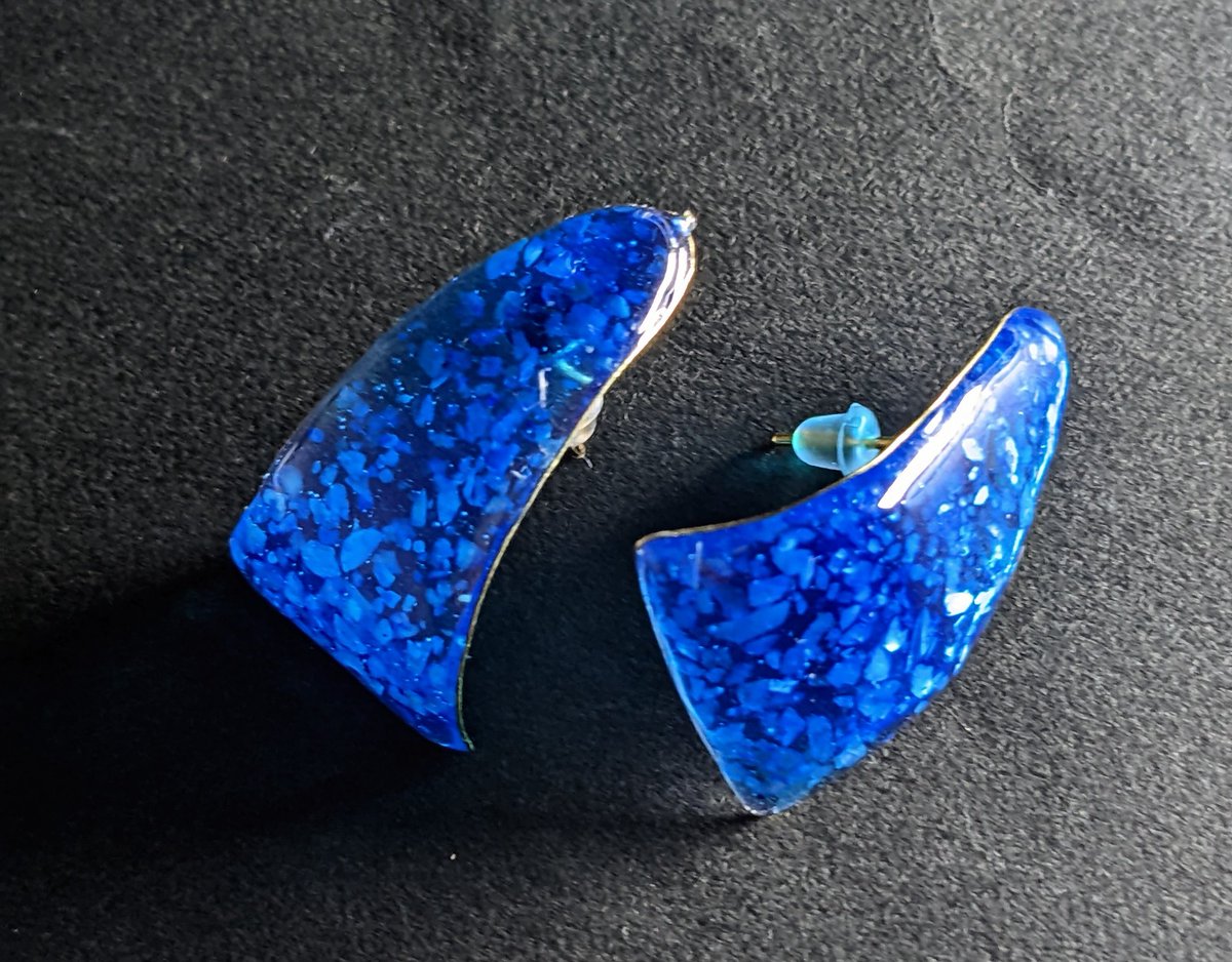 MVのブルーのピアスが素敵だったので、レジンで作ってみました! #M八七