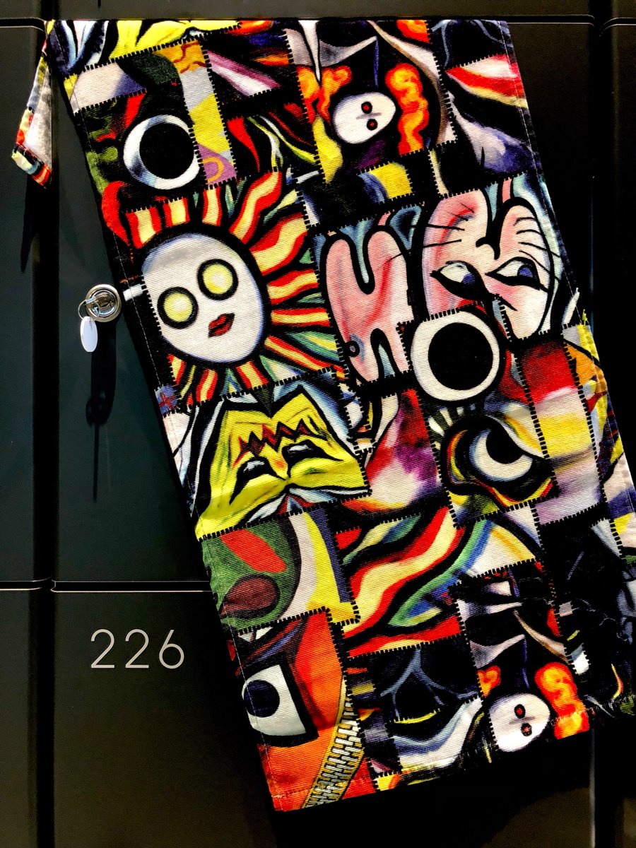 続いては、ミュージアムショップをのぞき見……！ 美術館5階の特設