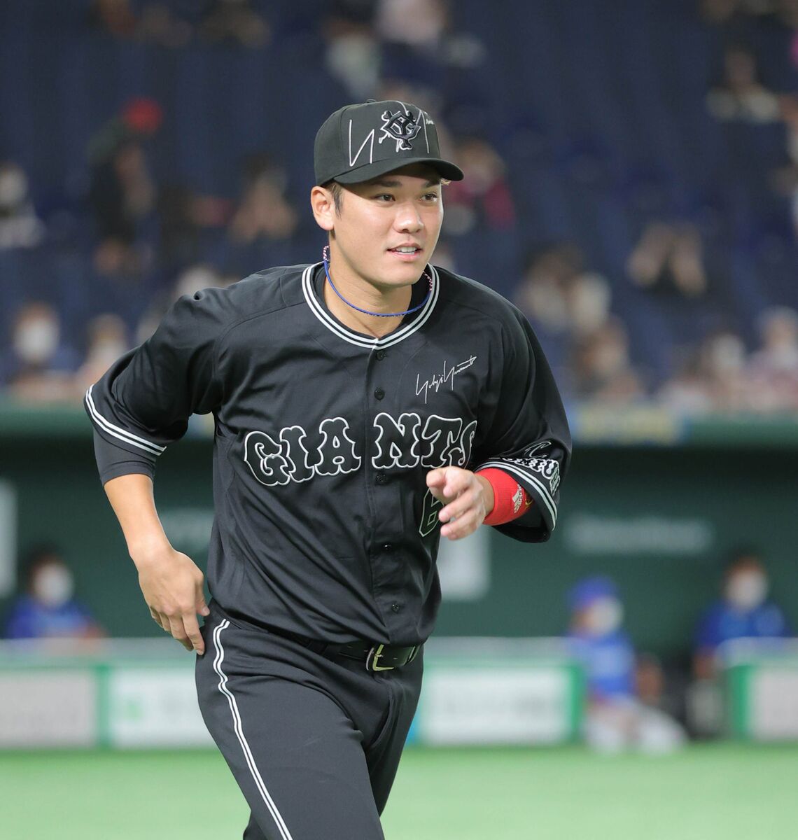 主将・ #坂本勇人 ら全員が漆黒ユニホームでグラウンドに登場 2位