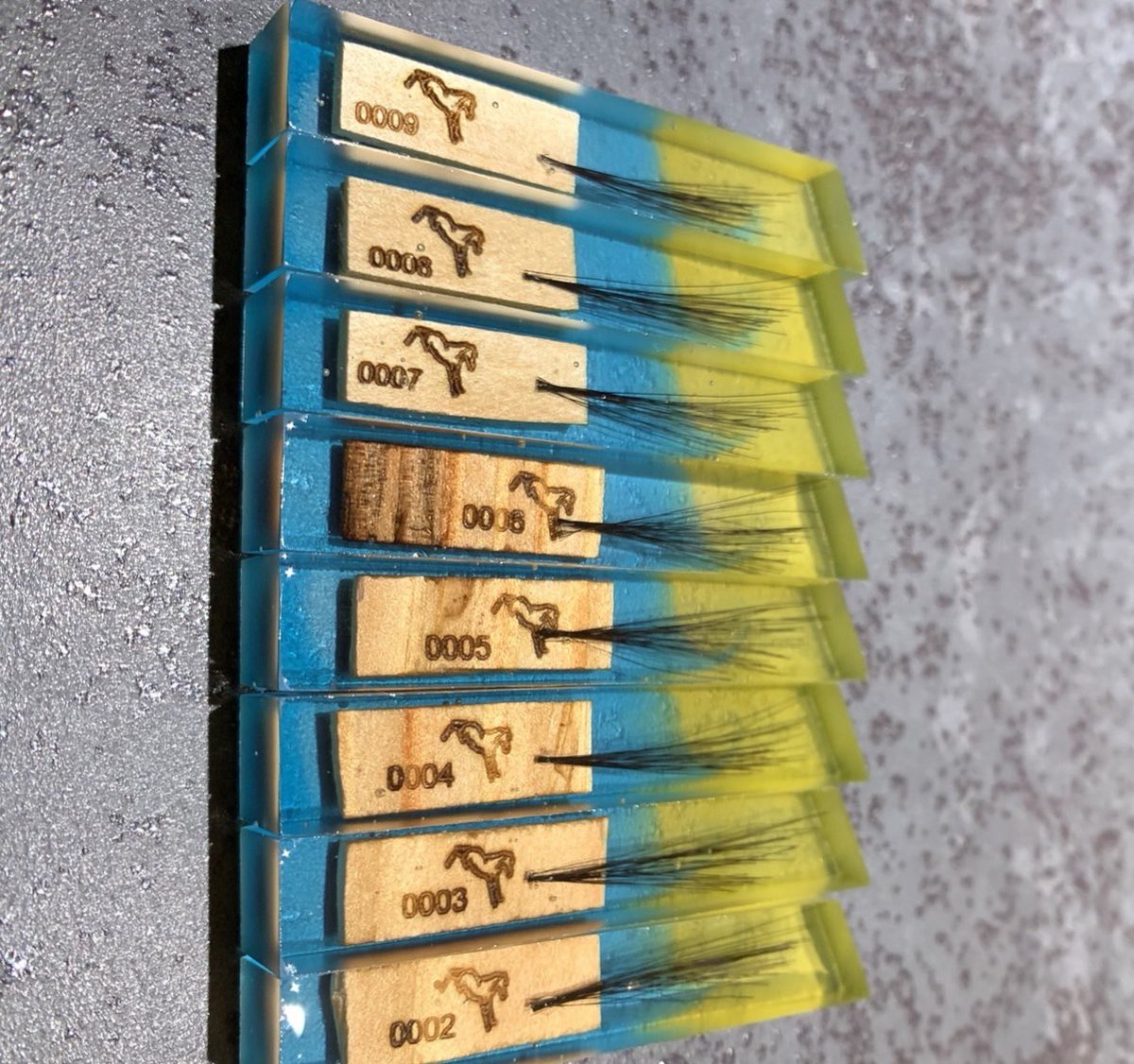 タニノギムレット 牧柵利用鬣入りキーホルダー🎁 の製作進んでいます