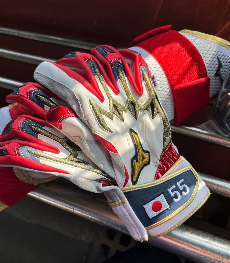 村上宗隆選手限定のバッティング手袋。勝色（かちいろ）のイメージは