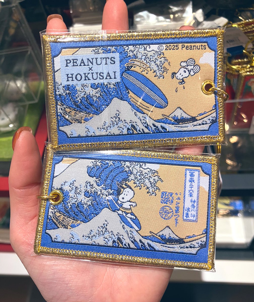 北斎×SNOOPYの刺繍キーホルダー、店頭分再入荷いたしました🐶🌊✨ 表面