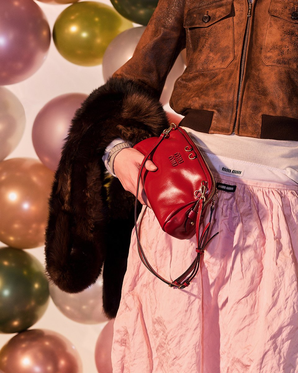 ミュウミュウ 2025年ホリデーコレクションは、洗練されたアイテムと