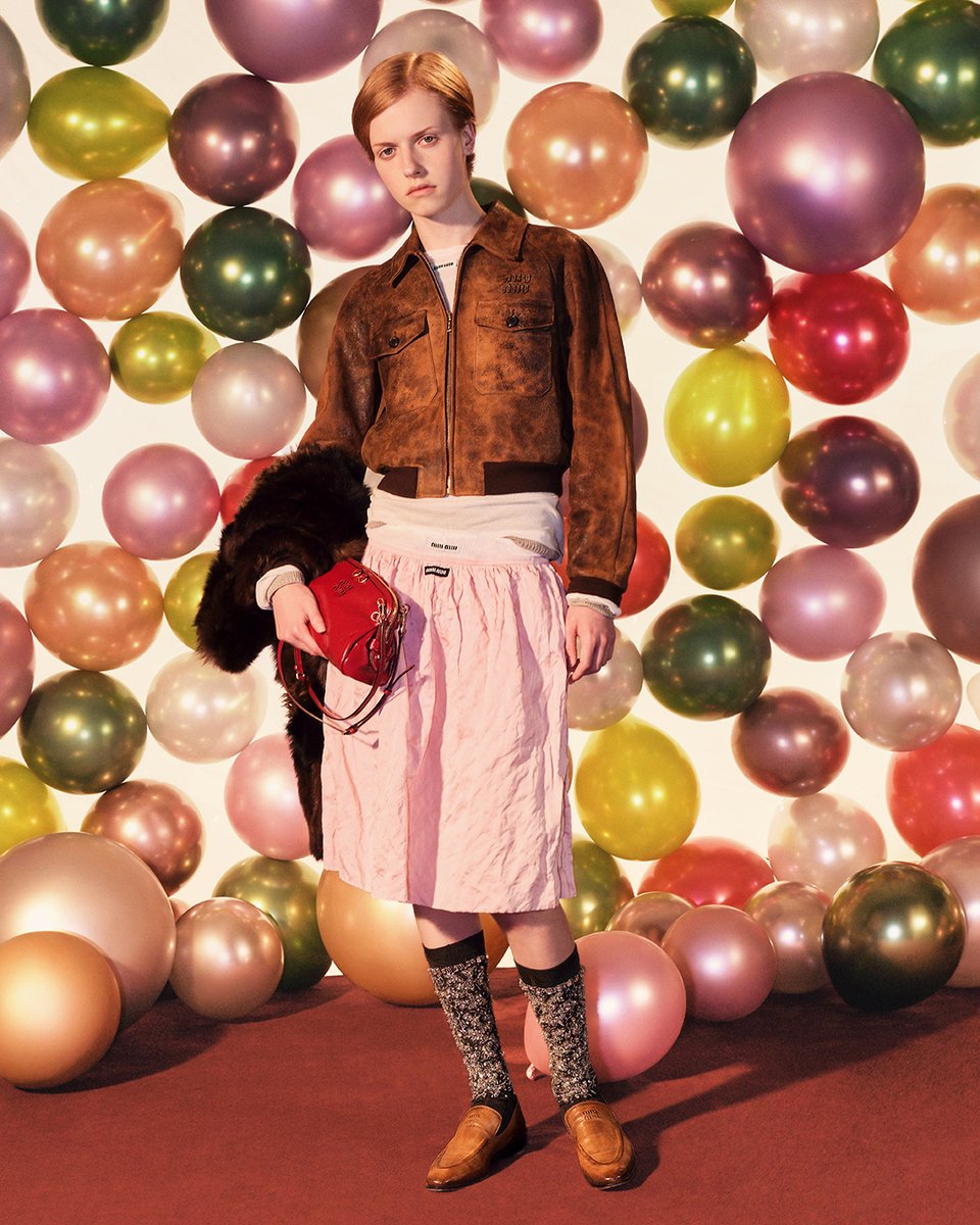 ミュウミュウ 2025年ホリデーコレクションは、洗練されたアイテムと