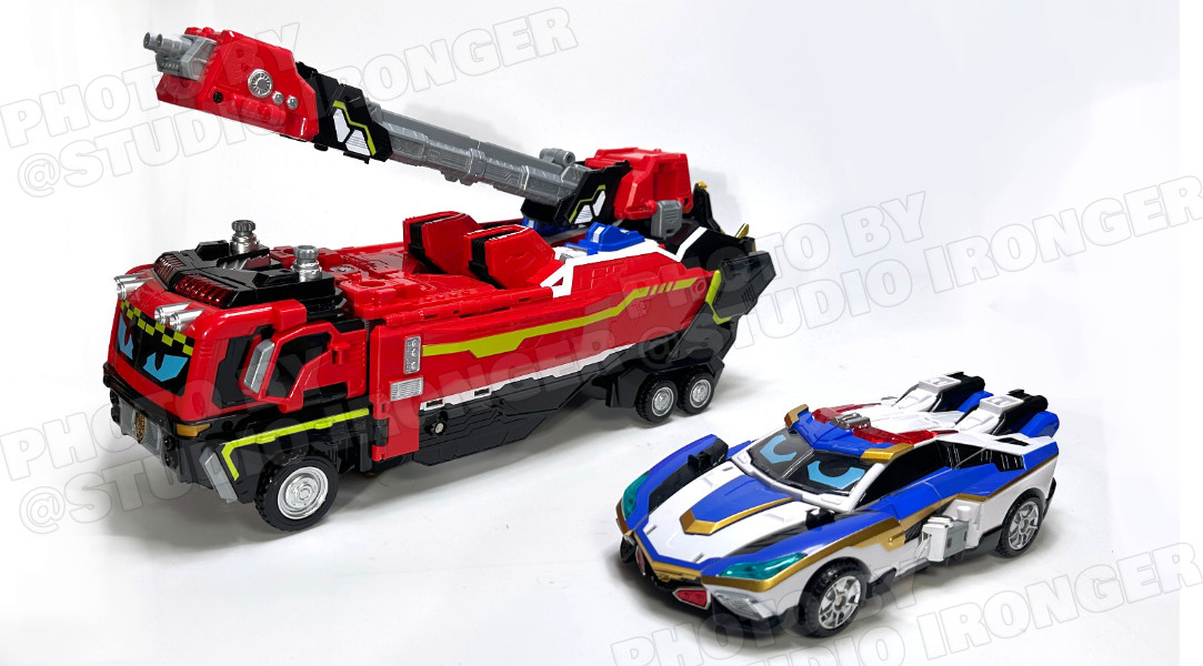 メタルカードボットW・グランブルーレオン。ブルーコップWとブレイオン