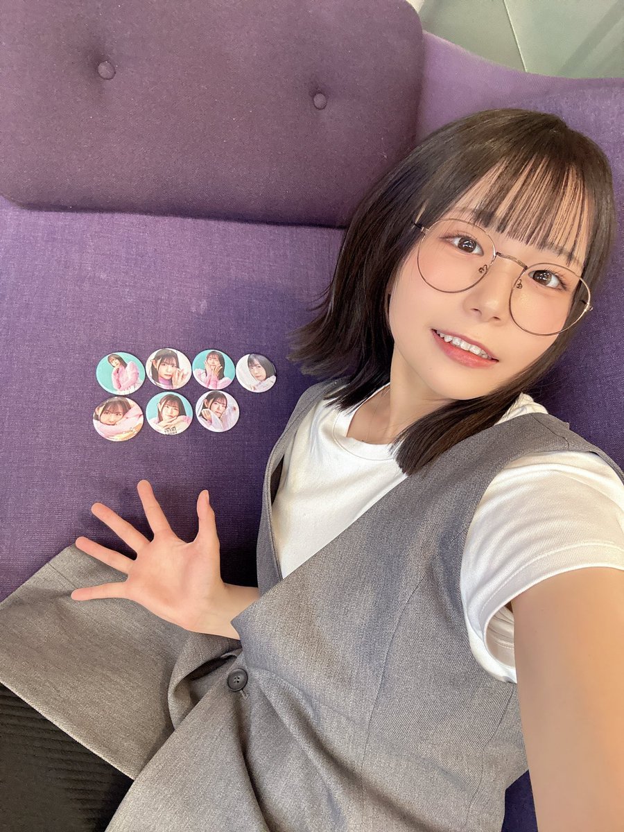 アクリルキーホルダーと 缶バッチ🩷