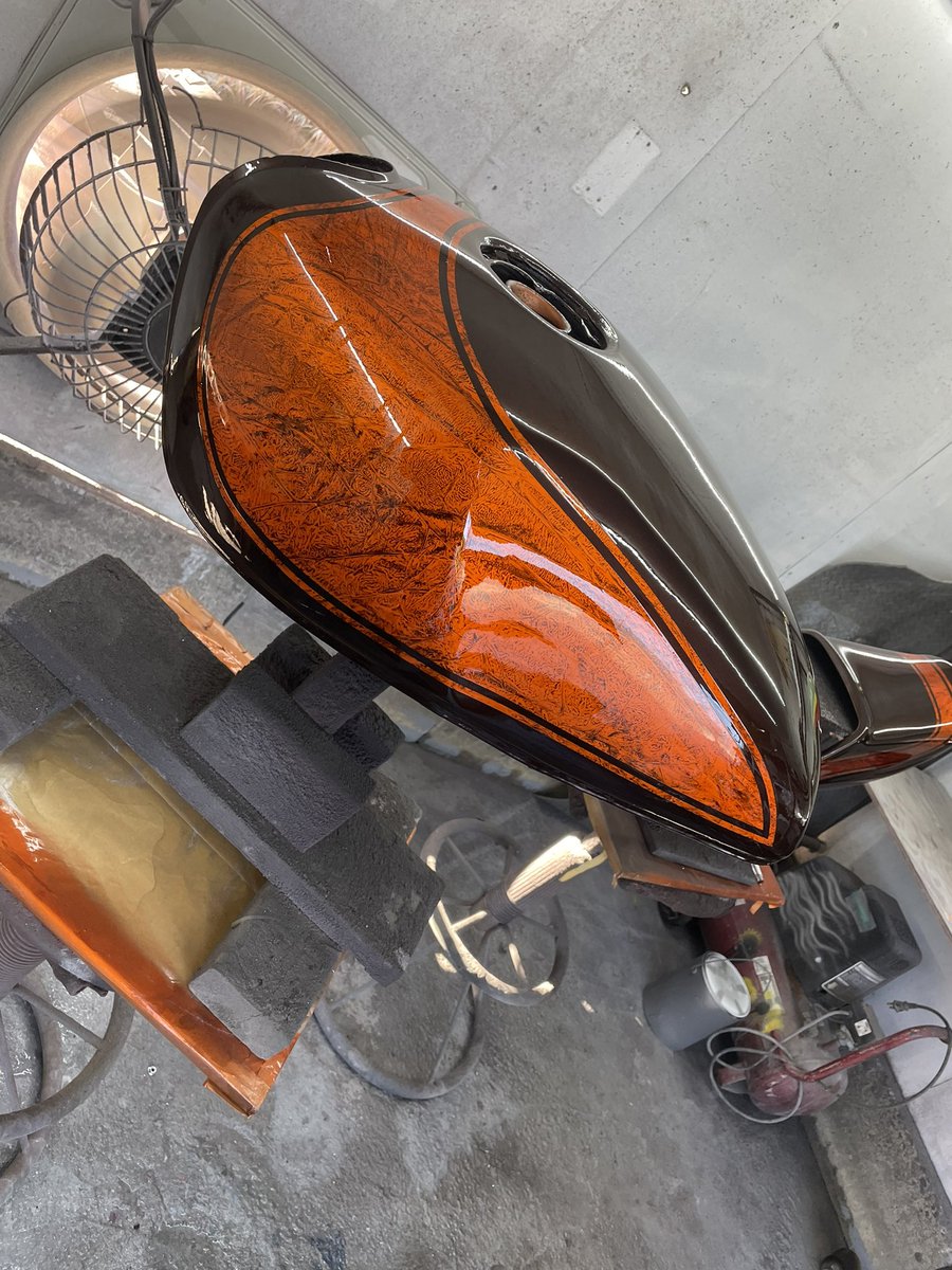 ゼファー400 火の玉カラーをラップ塗装にて施工しました😁