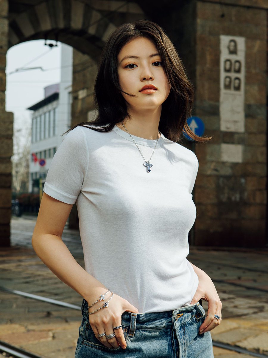 Tシャツとデニムというカジュアルなスタイルにも。今田美桜がまとう