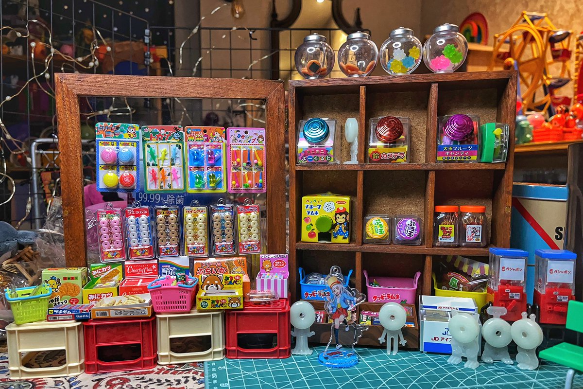 キャンドゥのコレクションボックス(550円)を使ってミニチュア駄菓子屋