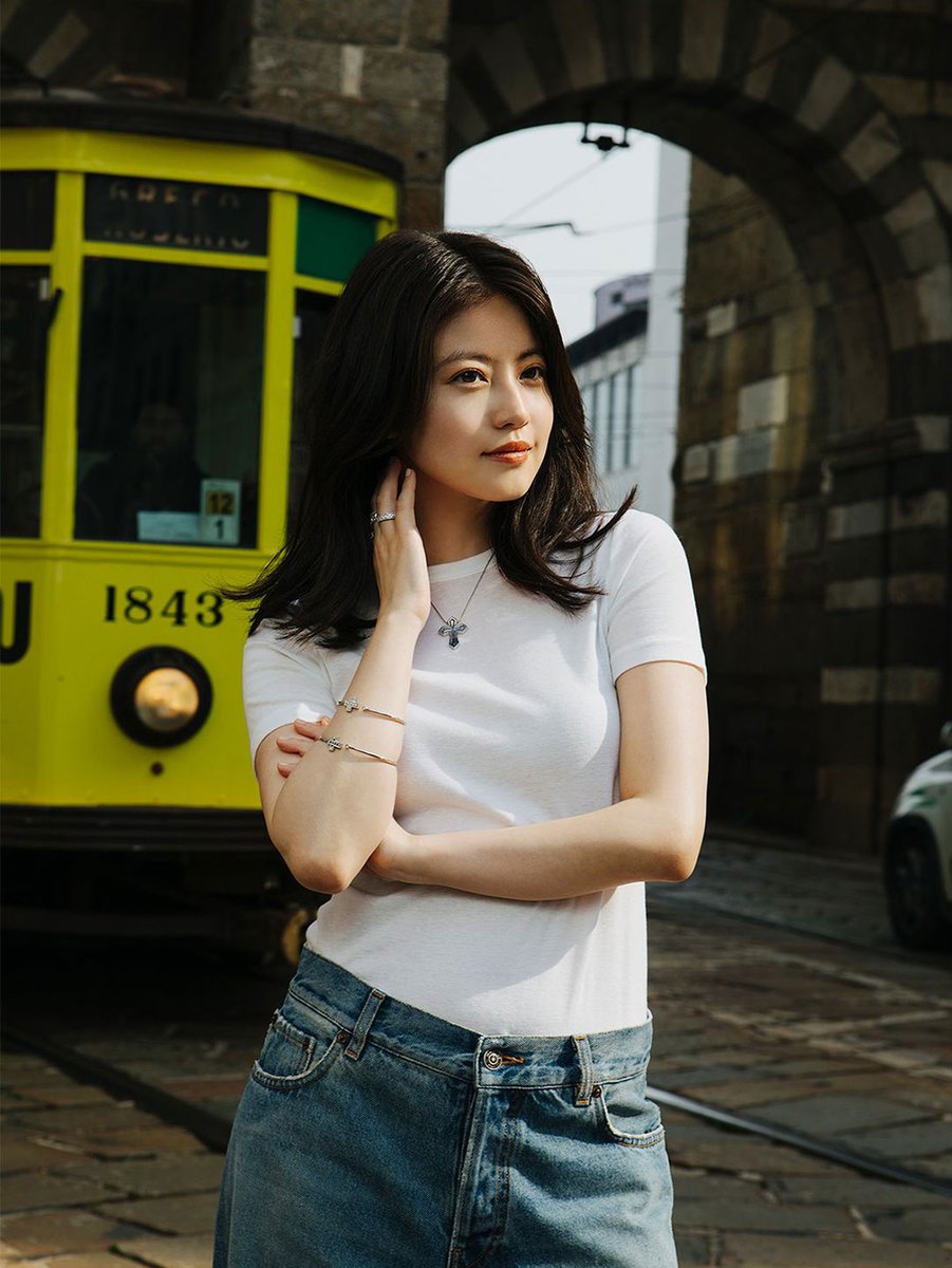 今田美桜がまとうダミアーニの人気コレクション。Tシャツとデニム