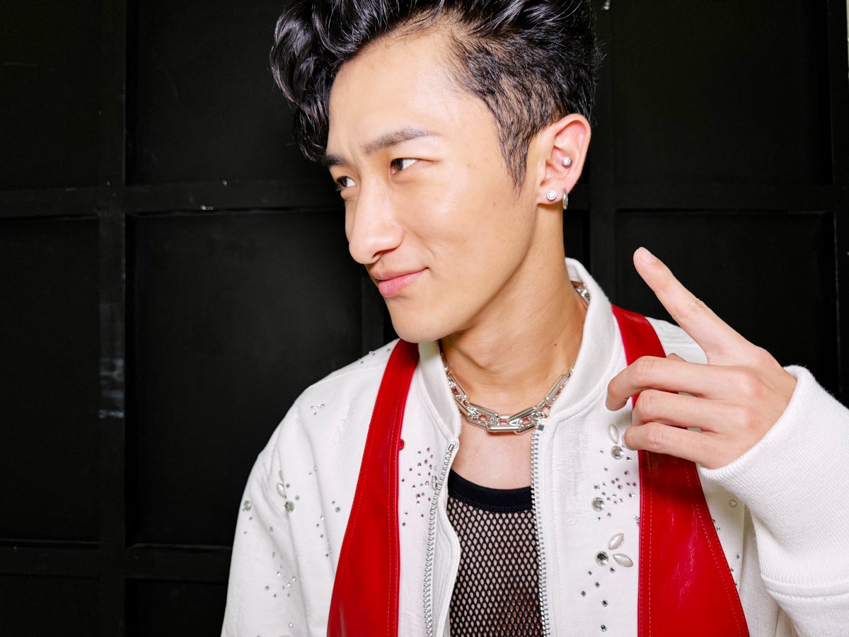 ◤Backstage Photo #岩本照 ◢ 「ピアスの数に注目！ トップスは