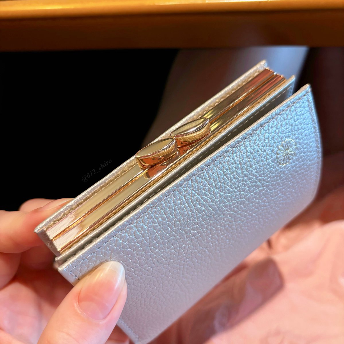 皇居の売店で買ったお財布、がま口シルバーの色味こんな感じ！上品な