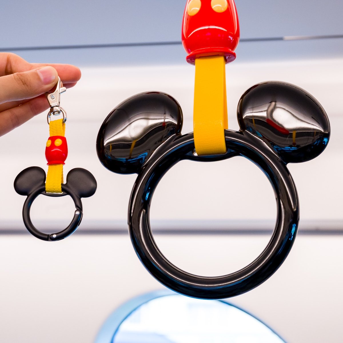 リゾートライナーのつり革デザイン！ 東京ディズニーリゾート