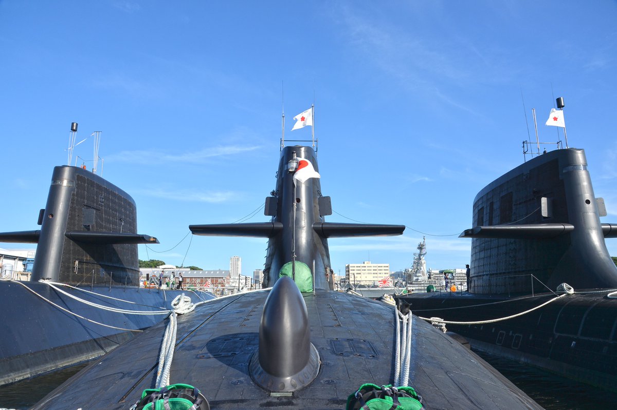 シャッターチャンス‼／ 潜水艦が3隻並んで係留した様子です。最近では