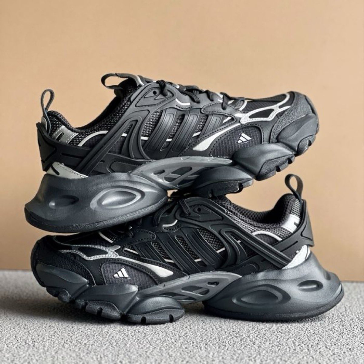 adidas XLG Runner Deluxe が登場。Balenciaga 3XLを彷彿とさせる新型