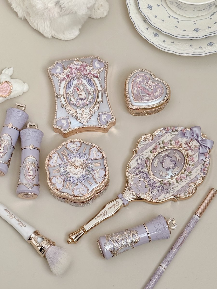 ドレッサーの上は、バニーガーデンのコレクションでいっぱい🐇🤍 薔薇