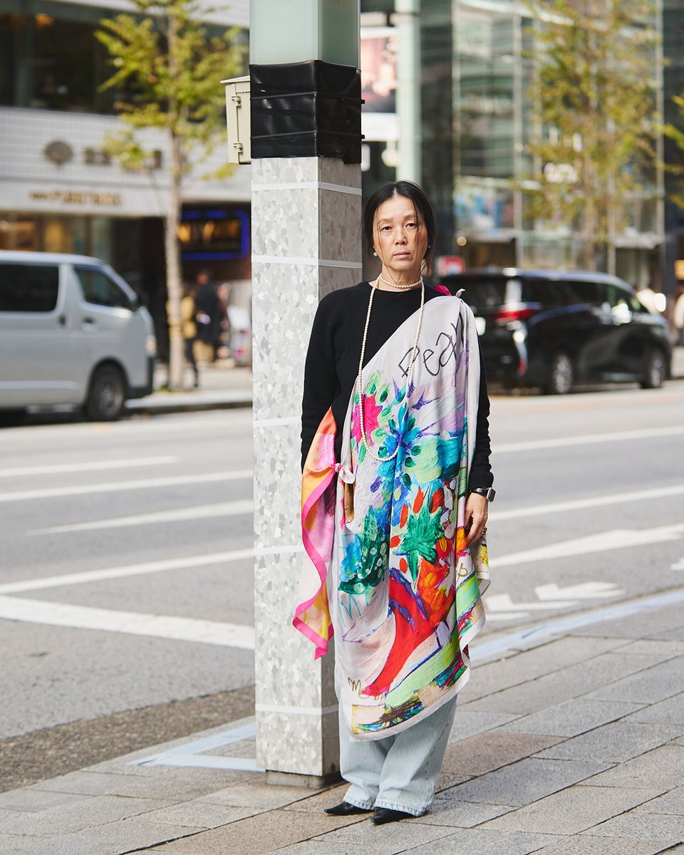 ヘラルボニーが提案する、スカーフの新しい表現。 1枚は首元から肩へ