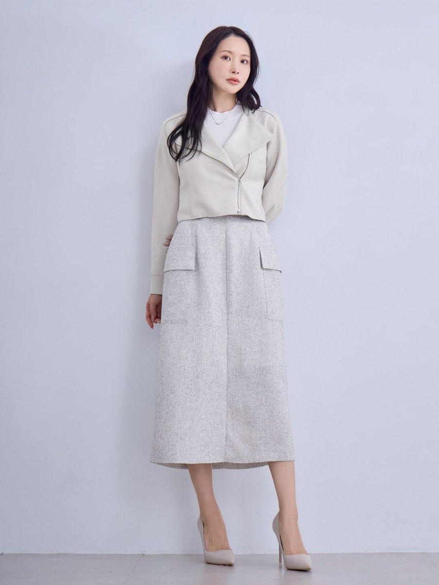 大人気なツイードライクセミタイトスカートは、1年中、様々なコーデで
