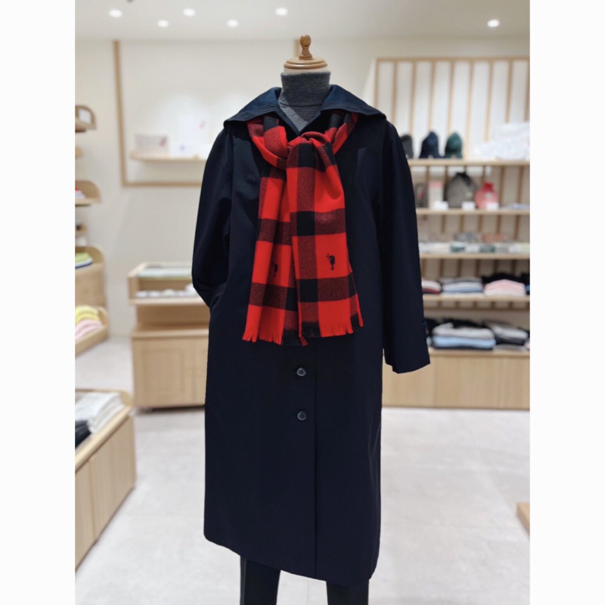 そごう横浜店＝ ⁡ 大きなフードのデザインが 前から見るとセーラー