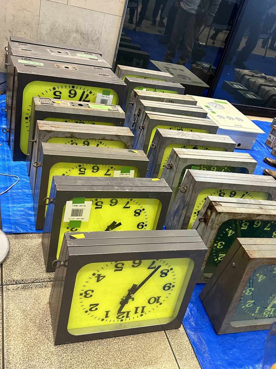 千葉駅の鉄道部品(鉄道古物)販売、時計多すぎだろwww