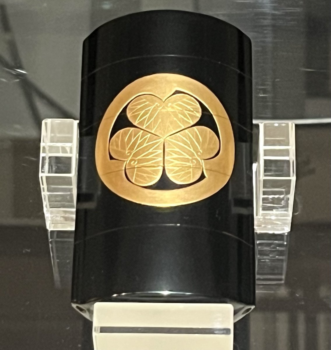 本日ご紹介するのは『黒地葵紋金蒔絵印籠』です。 テレビドラマ水戸