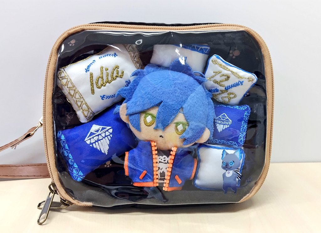 ツイステぬいポーチのなかに くつろぎマイルームのクッションとイデぬ