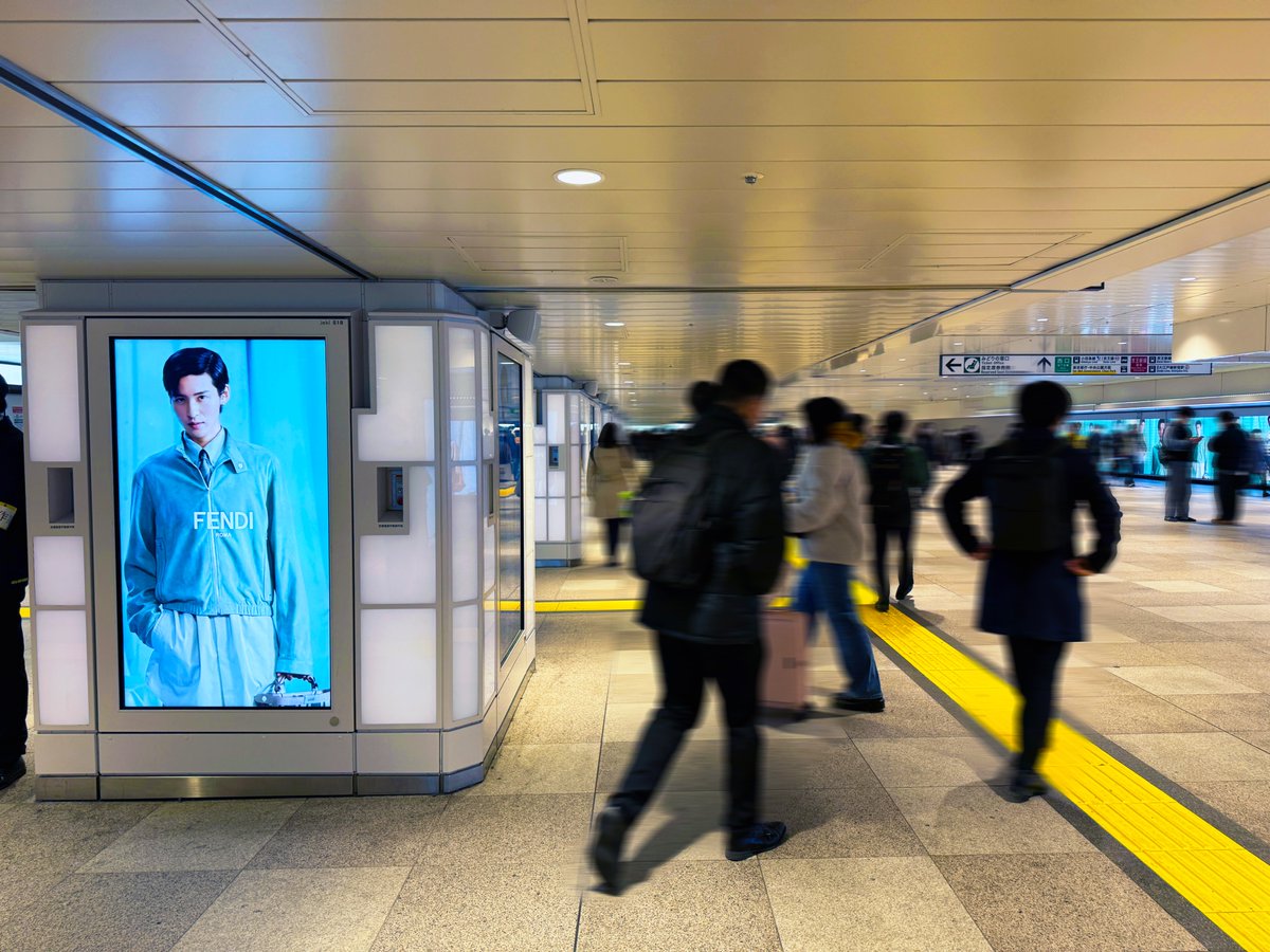 各地で大規模展開中の、Snow Man #目黒蓮 さん起用のFENDIの広告、今週