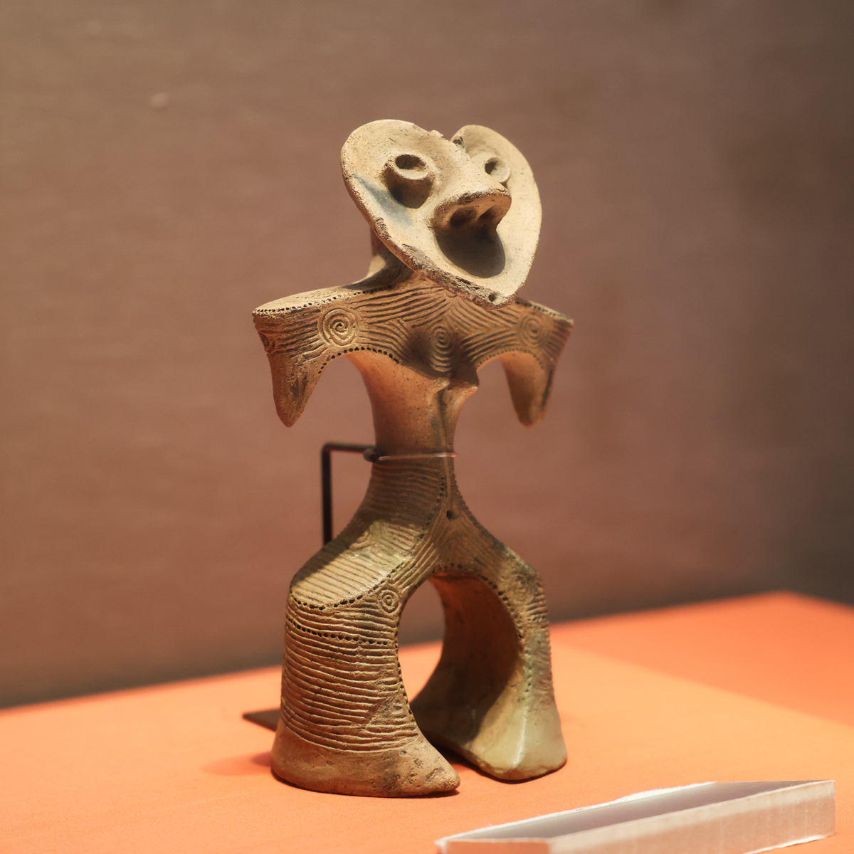 ハート形の顔をもつことから「ハート形土偶」と呼ばれる本作品