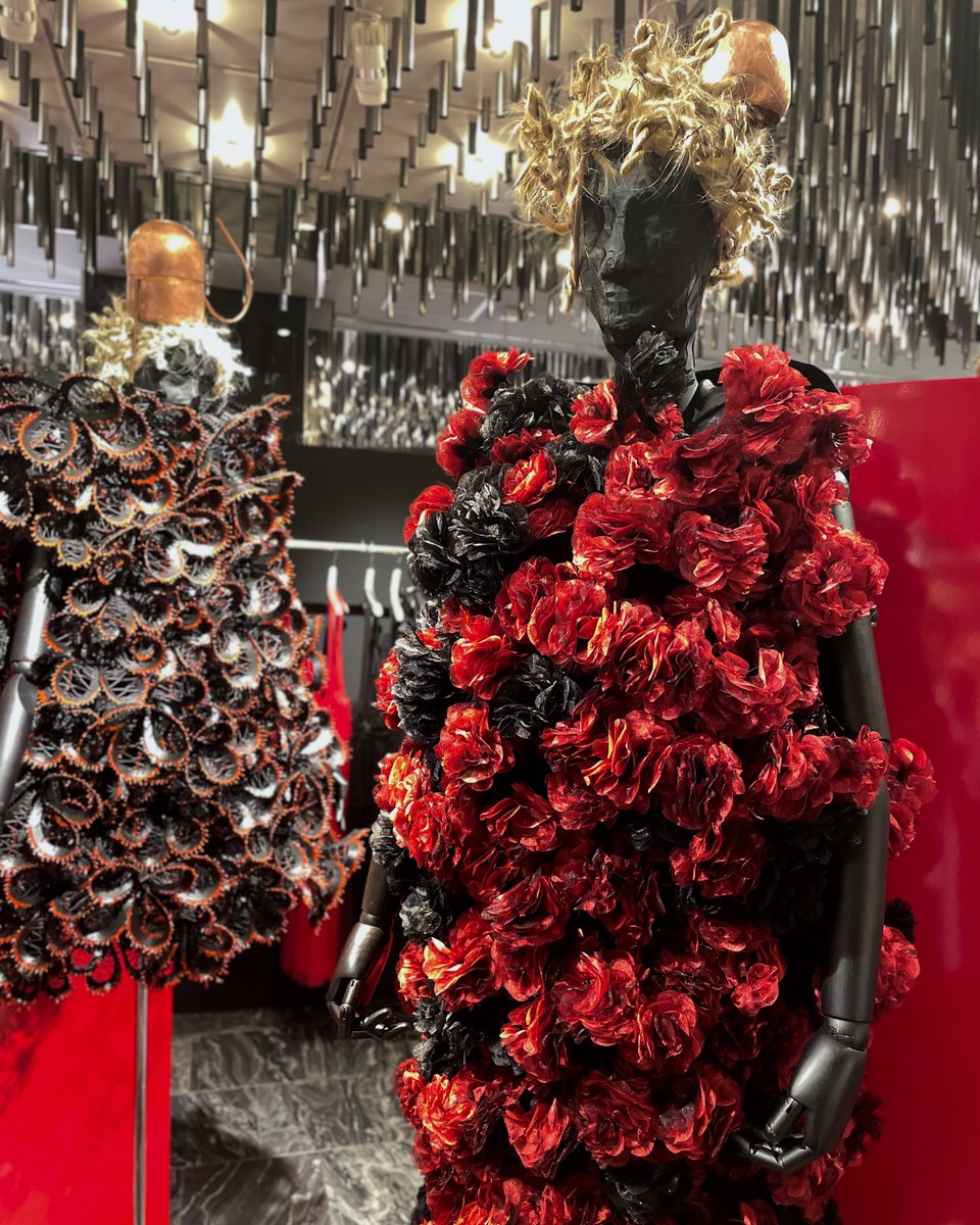 ノワール ケイ ニノミヤ＞｜黒色と赤色🌹 「ROSE/薔薇」をテーマにした