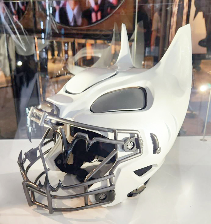 カプセルトイのウルフヘルメットを実物のヘルメットに寄せて写真撮って