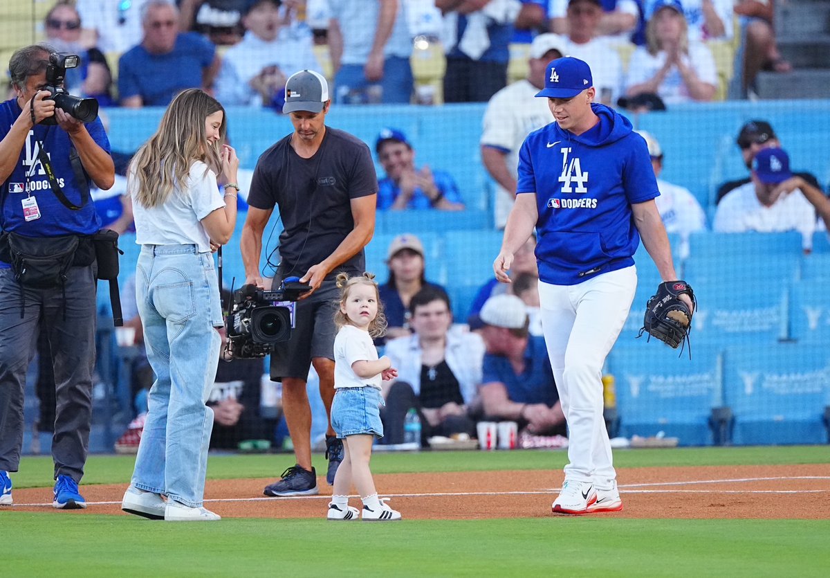 ドジャース #ウィル・スミス 捕手のボブルヘッドデー‼️ 家族で始球式