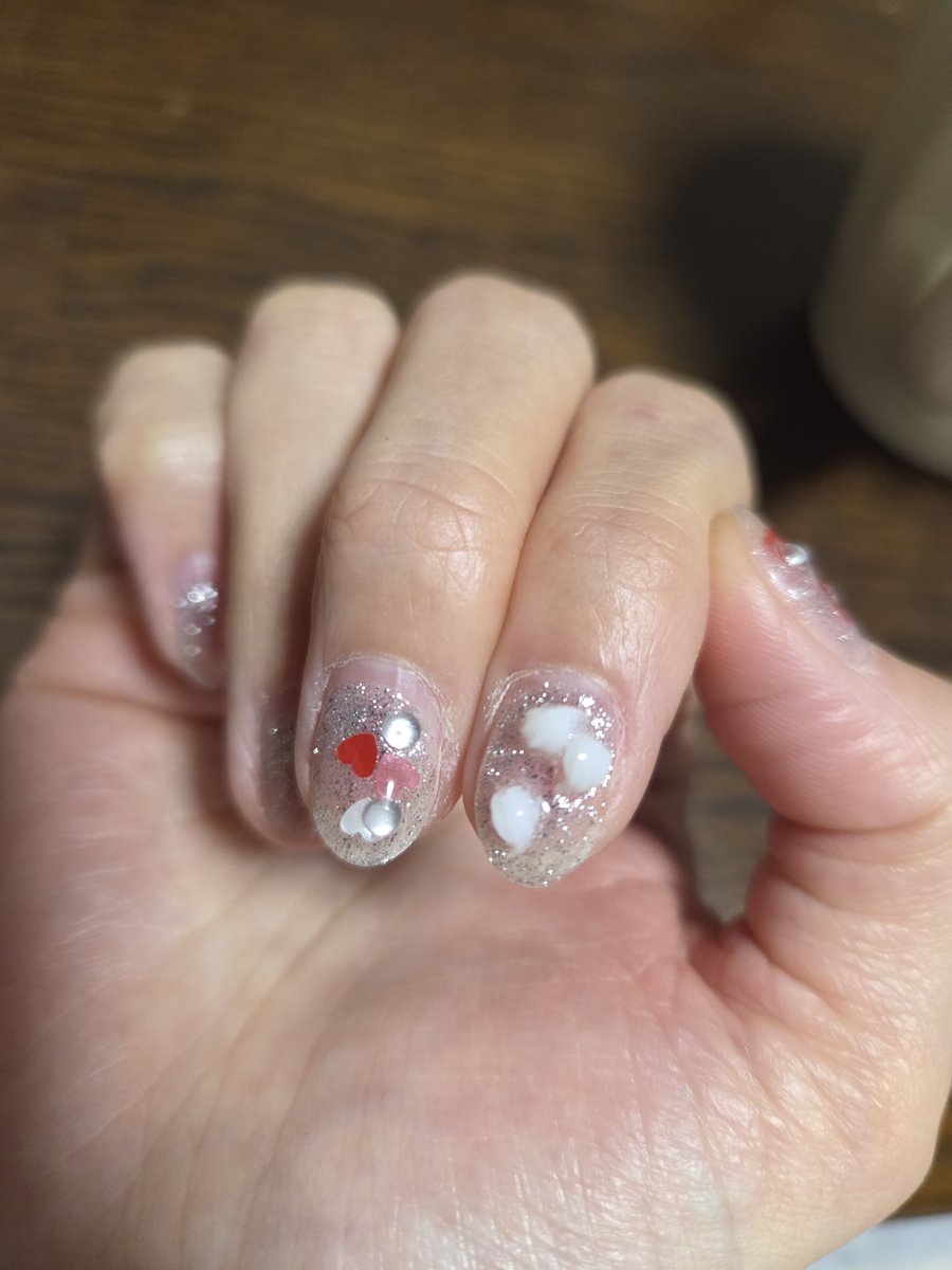 寝る前に、右手の人差し指のネイルを変更しておりました😌先日作成した
