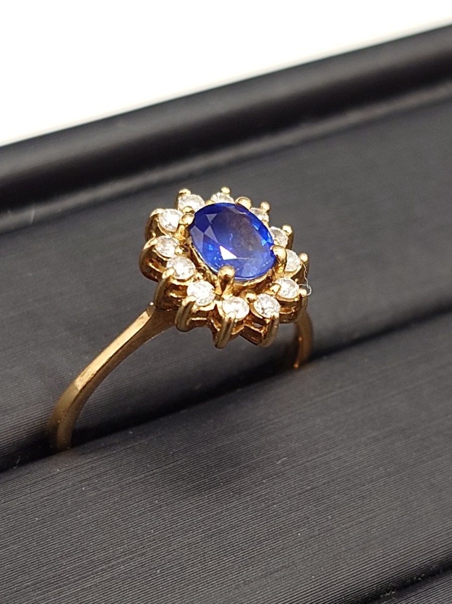 深いブルーが美しいサファイアを中心に、 ダイヤが華やかに輝くK18