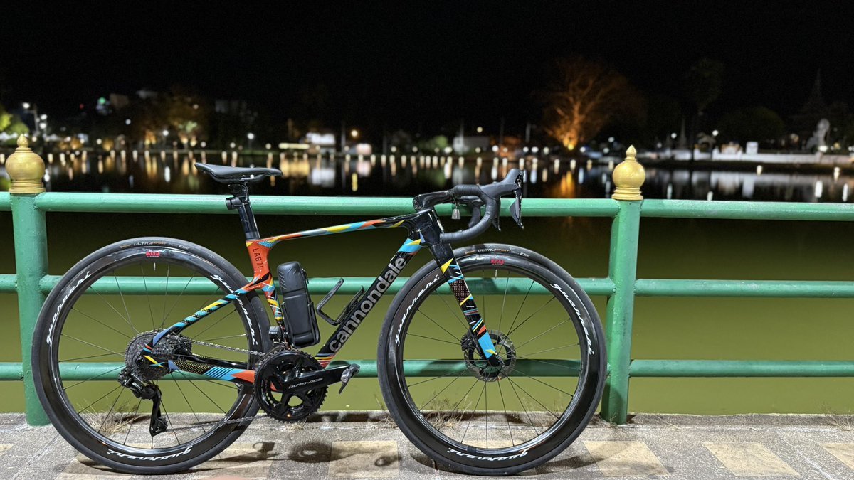 かっこよ。 このカラーリングのフレームも悩んだのよねー。