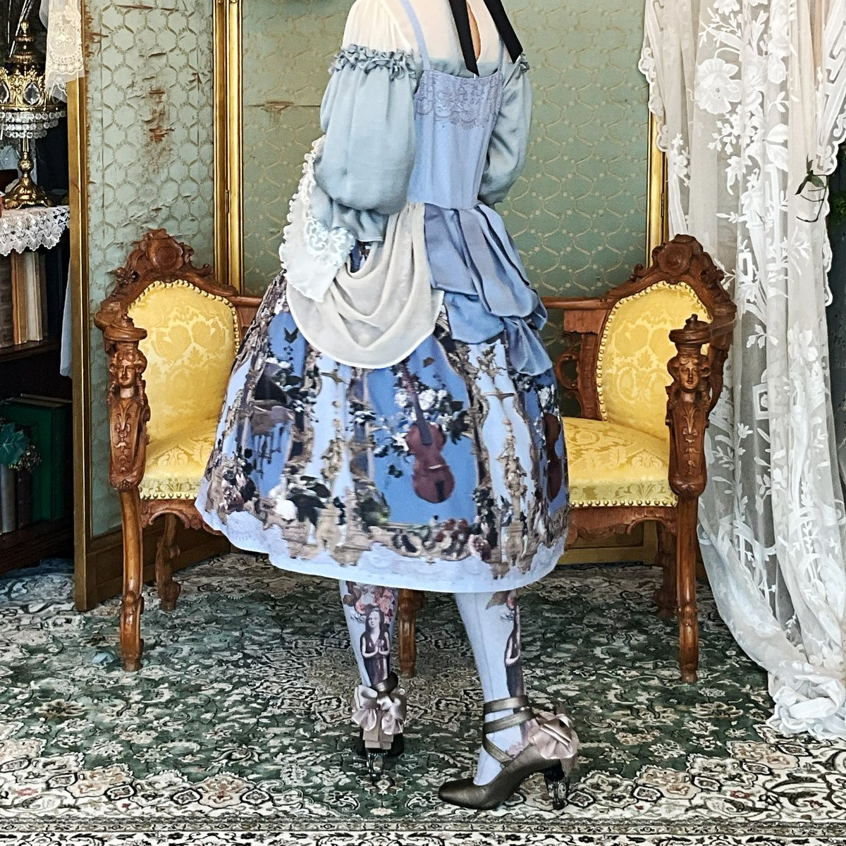 クラシックブルーは夜気。 彫刻の口元と蔦の陰影が深く沈み、 角うさぎ