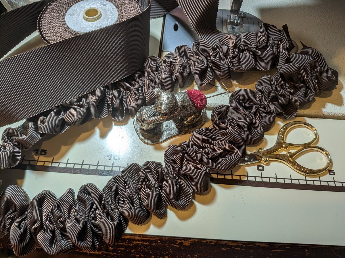 手縫い加工 上質なグログランリボンなのでとてもしっかりしていて