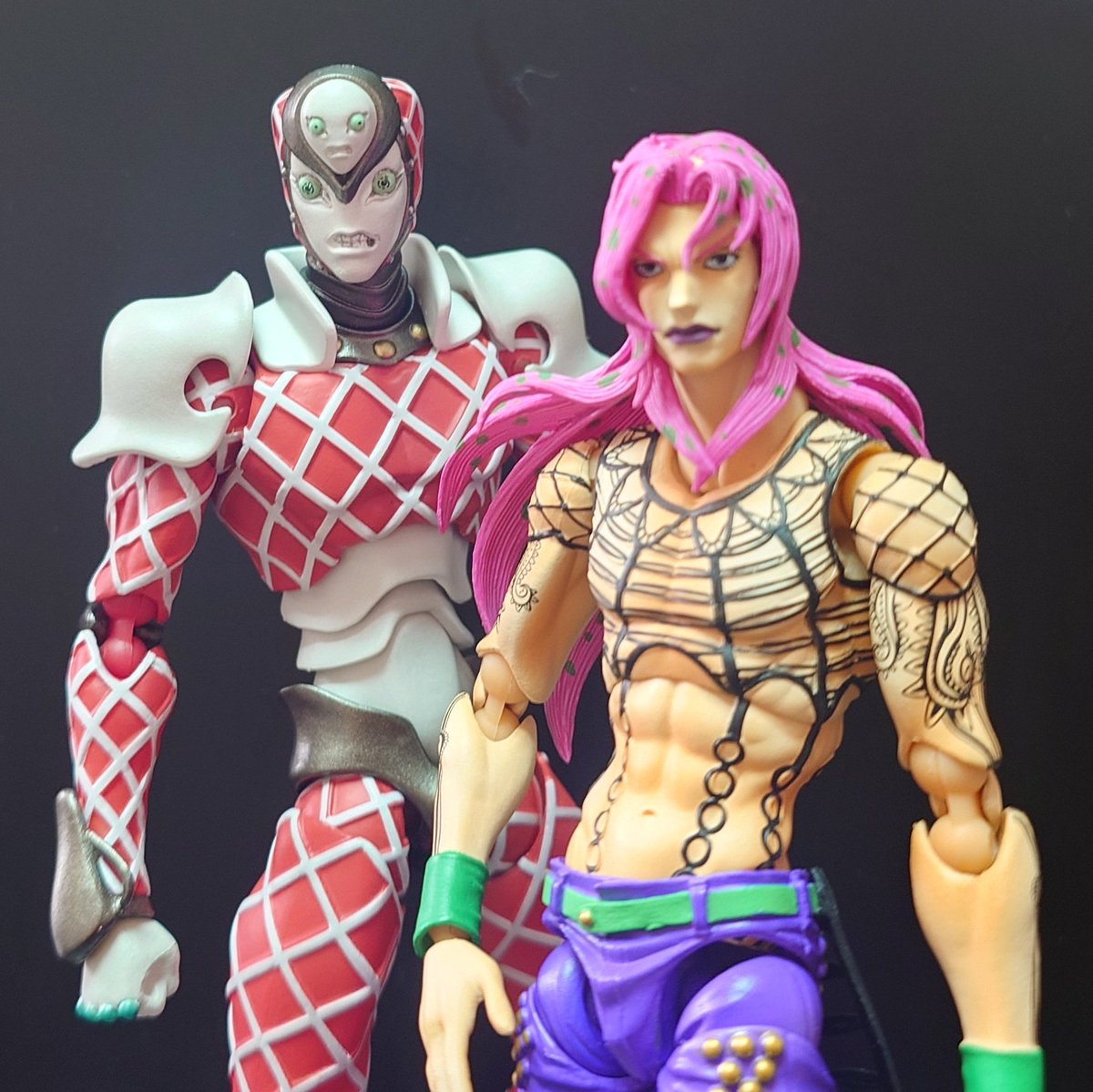 超像可動のディアボロとキングクリムゾンも開封しました。 温めながら