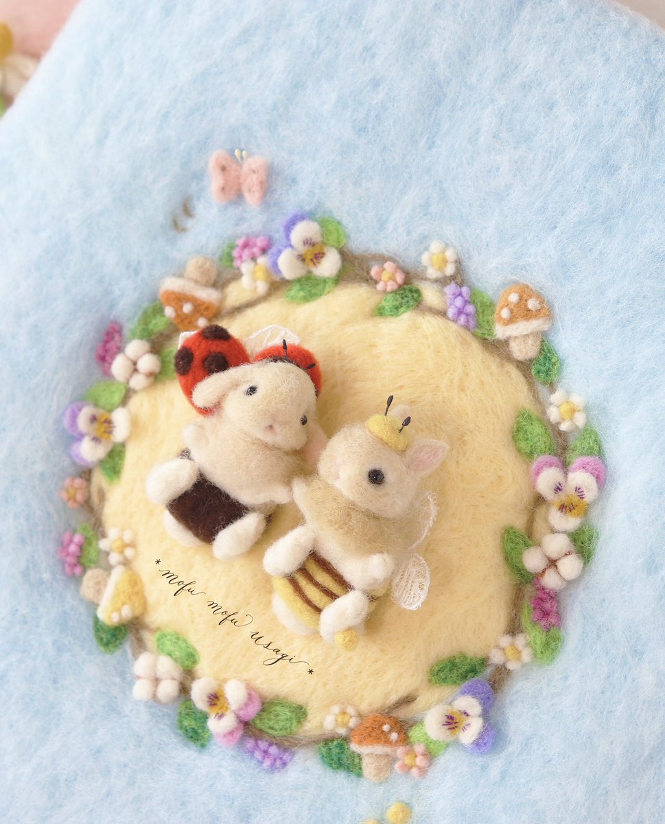 みつばちとてんとうむしの コスチュームを着たうさぎの妖精さん