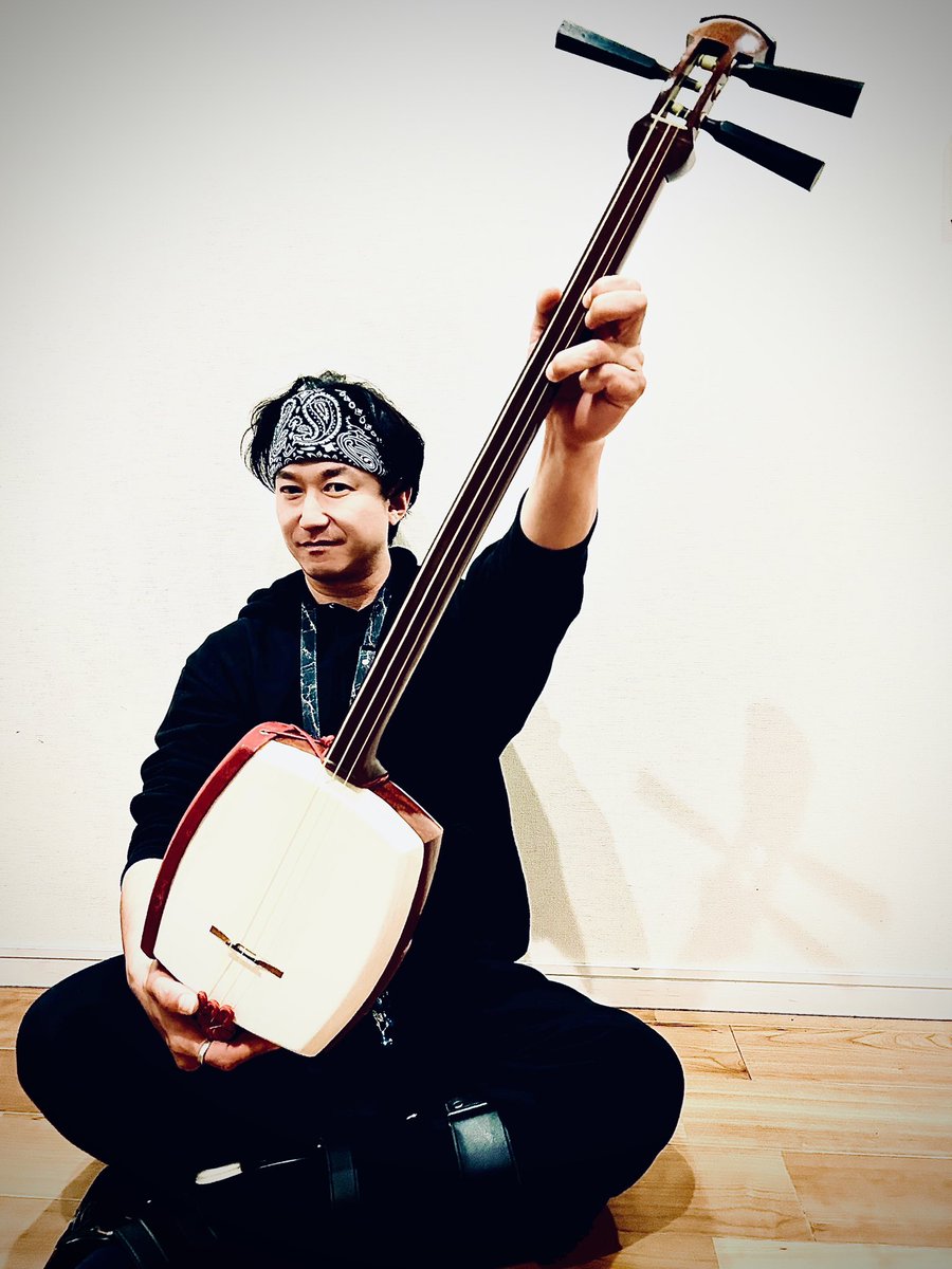 胴は津軽。 竿は中竿。 全部バラバラ。 完璧にデチューンされた三味線