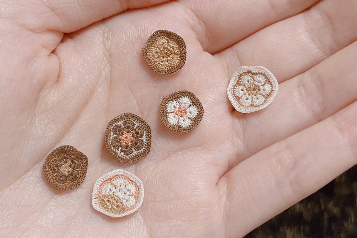 私のヤバい初手と完成 ミシン糸で1つ1つ お花のようなパーツを編んで