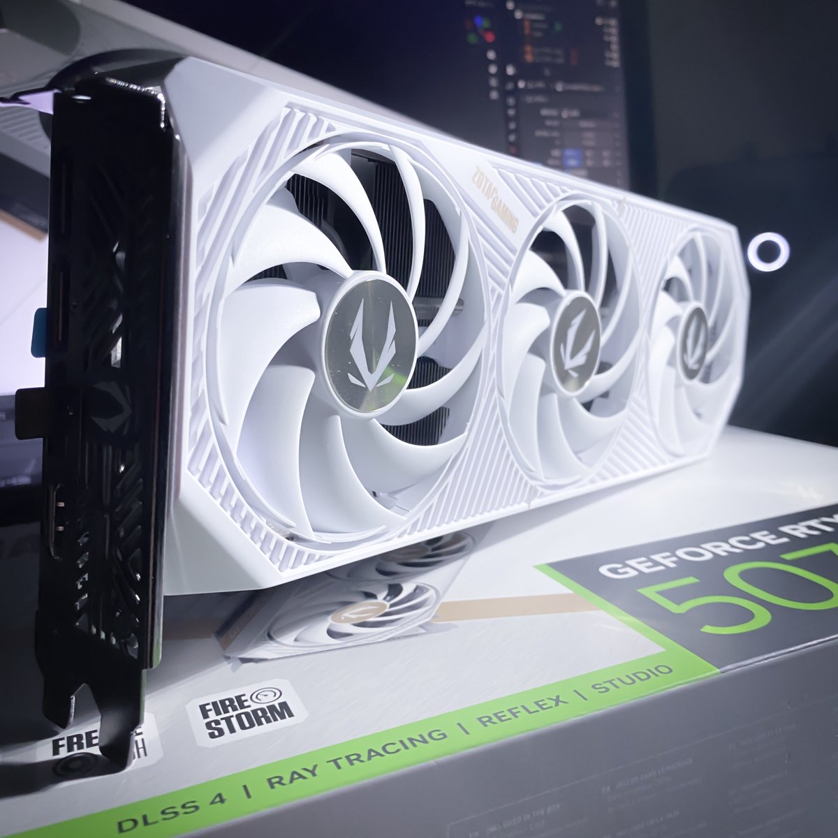 ホワイトグラボ ZOTAC GAMING GeForce RTX 5070 AMP White Edition