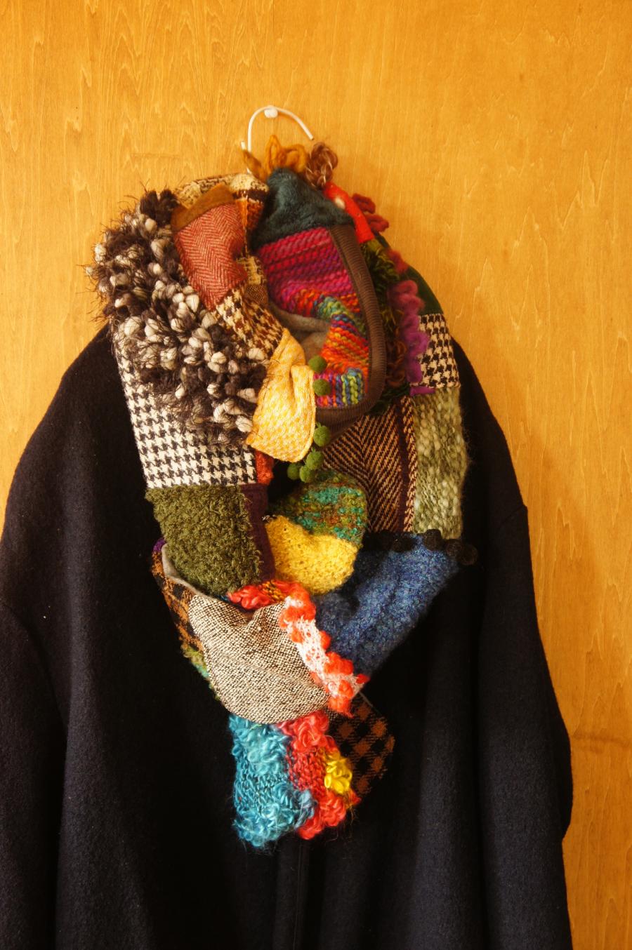 手編みニット入りのランダムパッチワークマフラー : niccolie