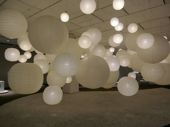 イサム・ノグチ＠東京都美術館で150灯の光の彫刻『あかり