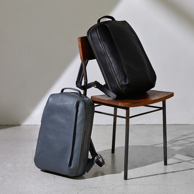 革の質感を存分に味わえる、シボ革のレザーバックパックが登場 | 株式