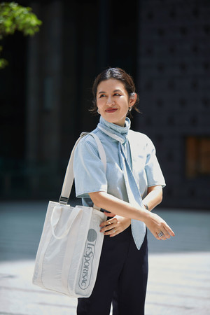 レスポートサックの超軽量シリーズ「エッセンシャル」とスタイリスト